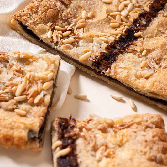 Receta auténtica de Coca de Sant Joan: Disfruta de la tradición catalana en casa - Bombonería Pons