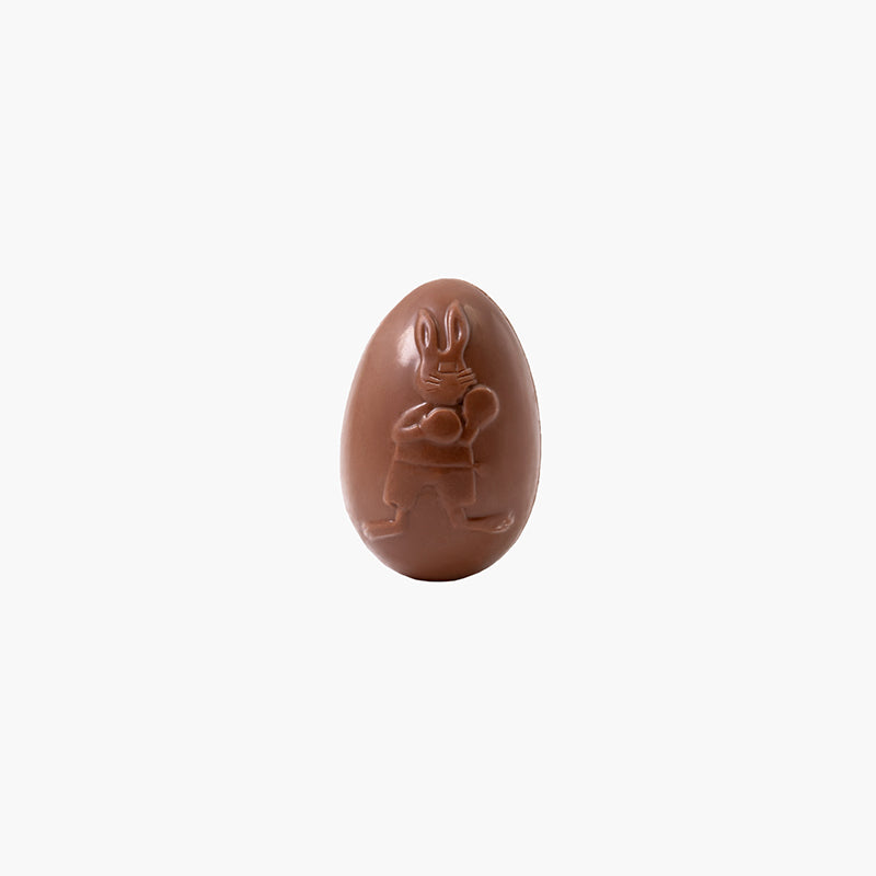 Huevo de chocolate con leche de pascua con un conejo