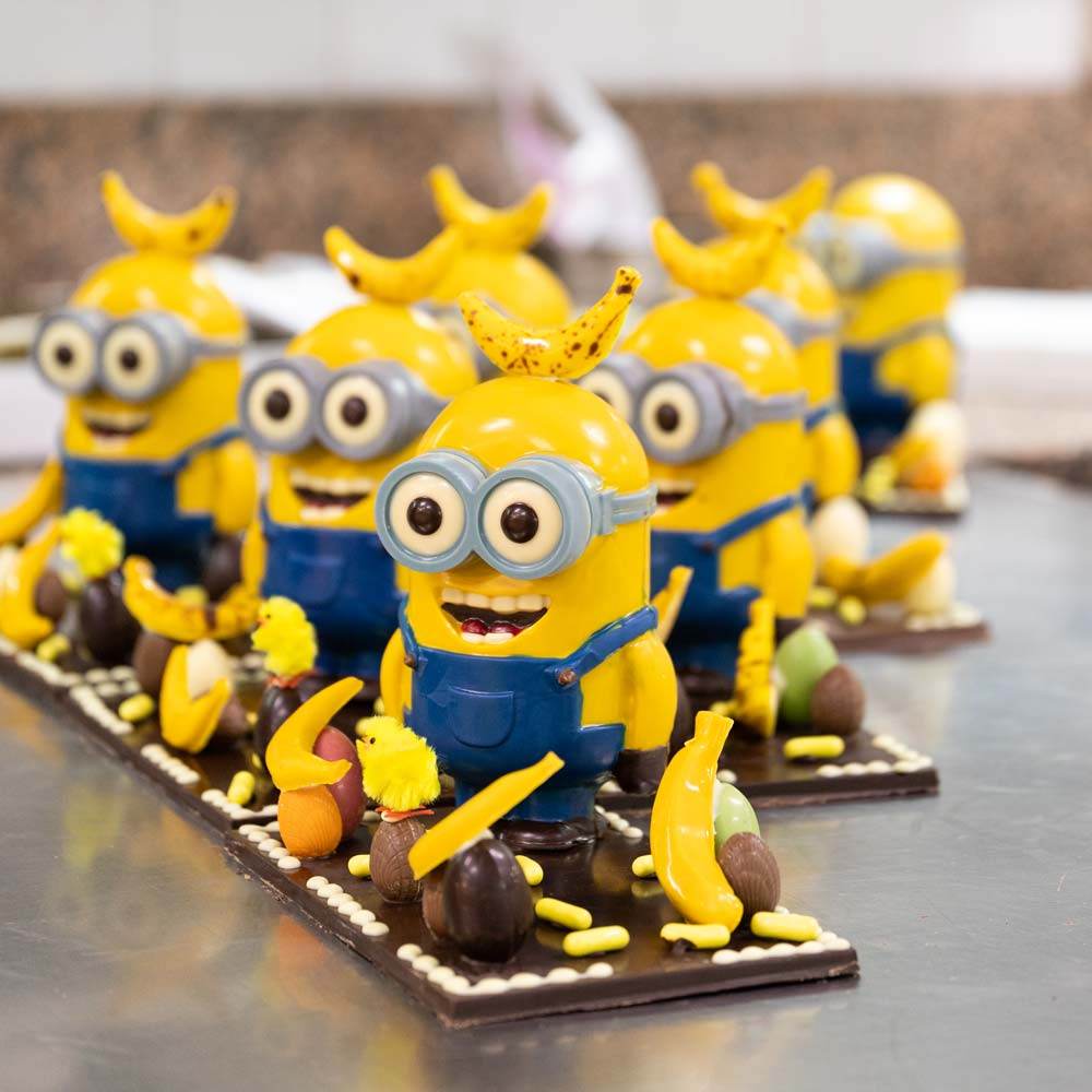 Mona de Pascua Minion Negro - Bombonería Pons