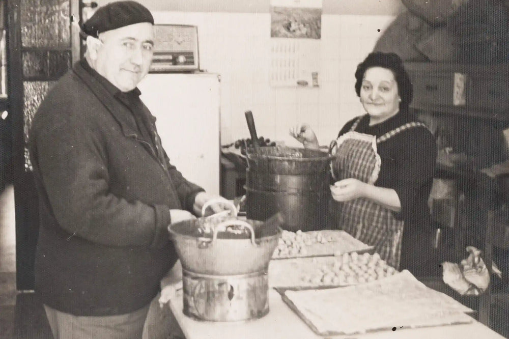 Foto antigua de la primera generación de Pons haciendo Bombones artesanales