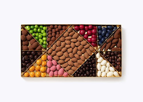 Caja surtido de perlas de chocolate.