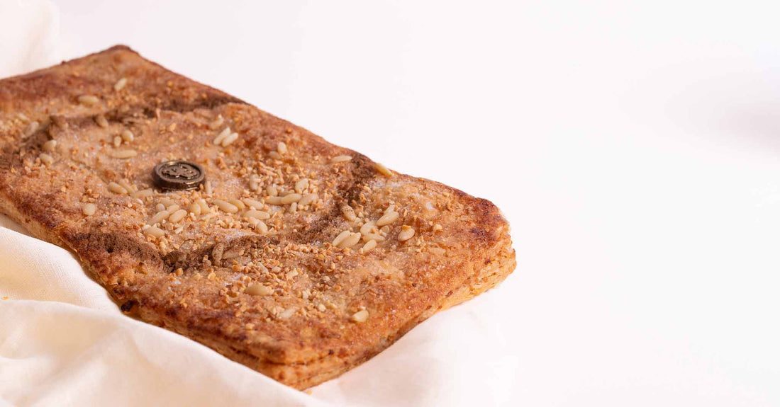 Cómo hacer Coca de Chicharrones: Receta Tradicional Catalana Fácil - Bombonería Pons