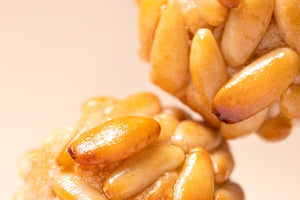 Panellets de piñones uno al lado del otro con fondo claro | Bombonería Pons