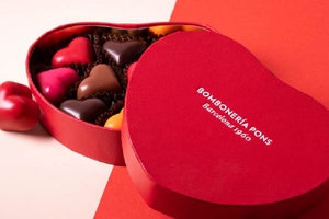 Caja roja en forma de corazón con corazones de chocolate | Bombonería Pons