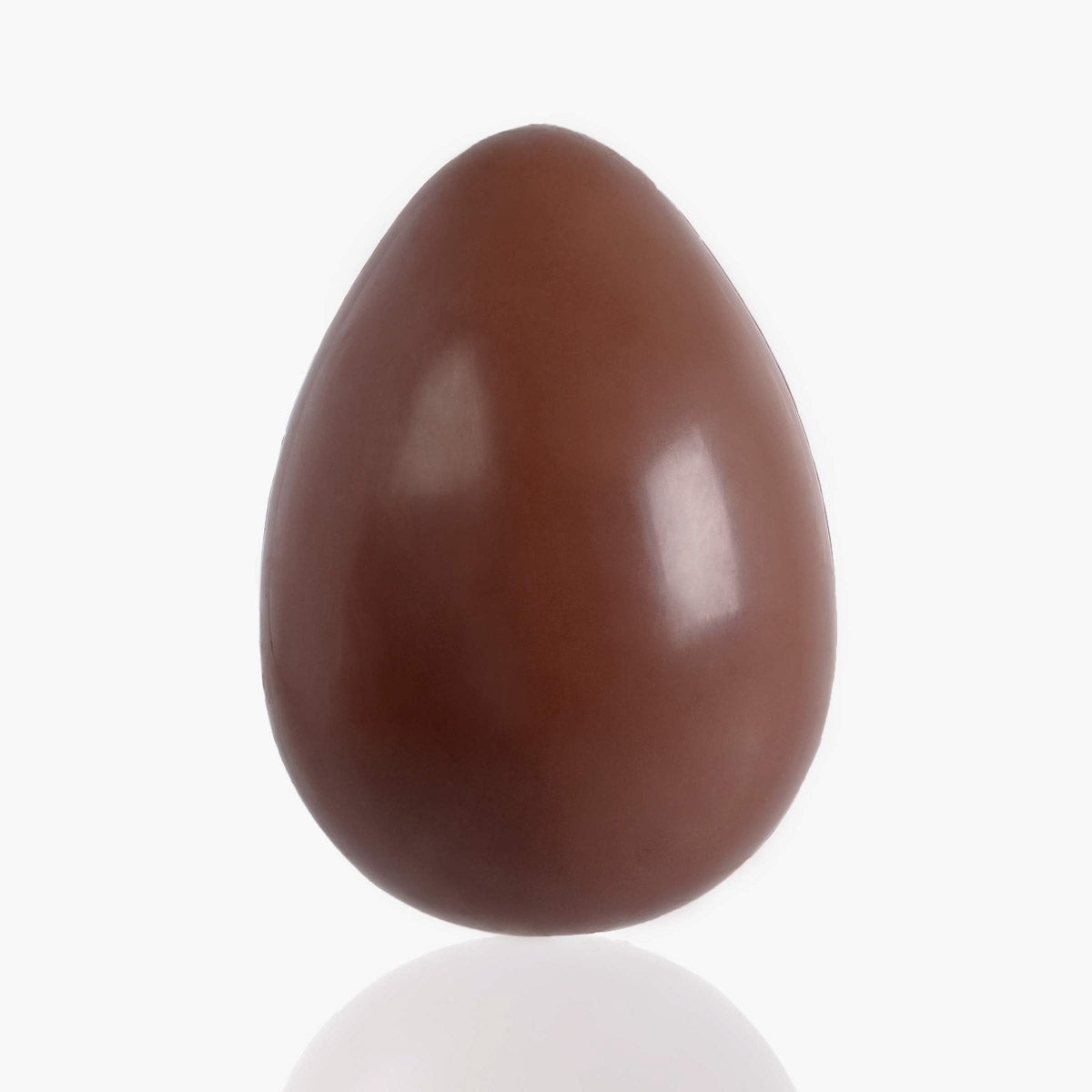 Huevo de pascua de chocolate con leche liso