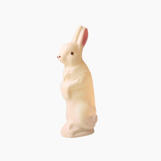 Conejo de chocolate blanco de pie