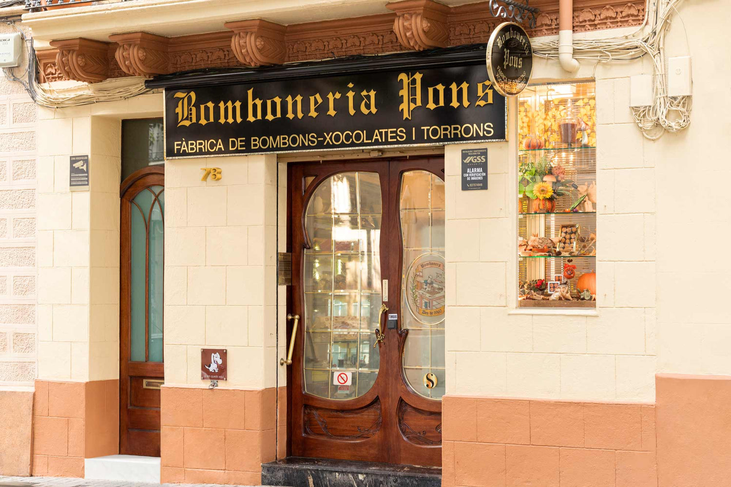 Exterior tienda sants carrer olzinelles